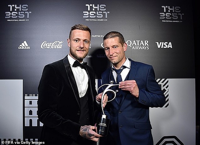 vuot qua cronaldo messi gianh giai cau thu xuat sac nhat nam cua fifa