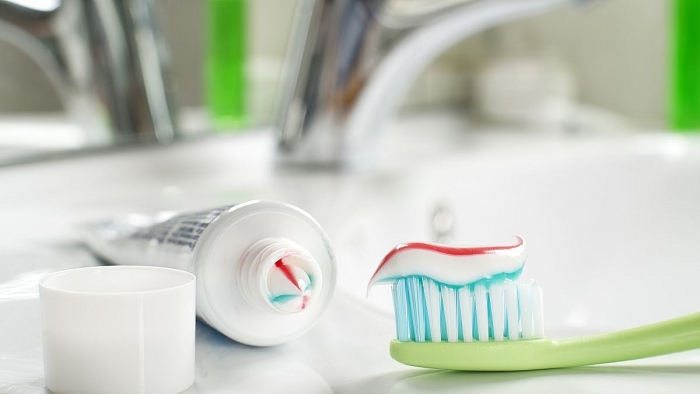 tai sao nhieu khach san cao cap khong co kem va ban chai danh rang