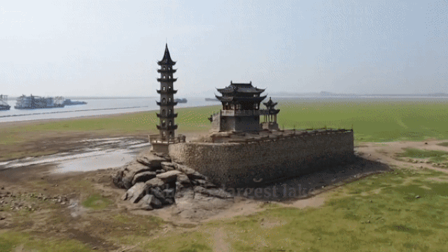 Đảo 1000 năm tuổi đột ngột lộ ra giữa lòng hồ cạn nước dao 1000 nam tuoi dot ngot lo ra giua long ho can nuoc