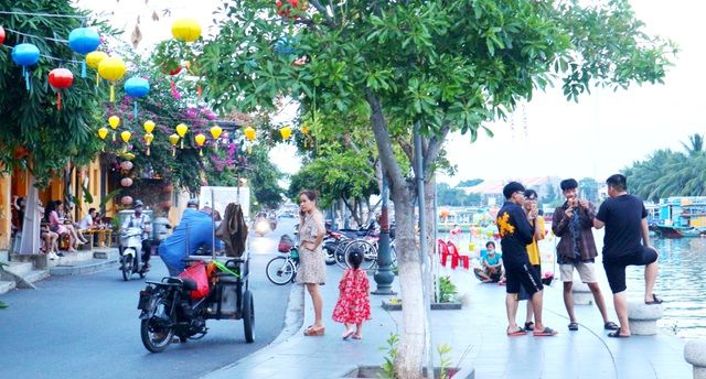 Du khách quay lại Hội An sau thời gian dài cách ly xã hội du khach quay lai hoi an sau thoi gian dai cach ly xa hoi