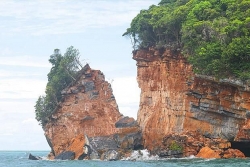 Bão Noul làm một phần hòn đảo ở Thái Lan vỡ, có nguy cơ rơi xuống biển