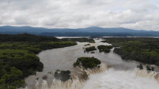 Cảnh tượng hiếm gặp: Thác nước 3 mặt chảy cuồn cuộn