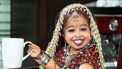 Nghị lực phi thường của cô gái nhỏ nhất thế giới, 26 tuổi chỉ nặng 5kg