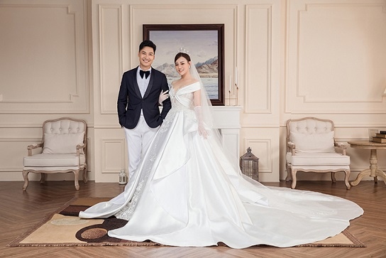 Đám cưới của hai nhân vật Long - Nam do Mạnh Trường và Phương Oanh thể hiện sẽ diễn ra trong tập tới của 'Hương vị tình thân'. Đây là cái kết được nhiều khán giả mong đợi vì cặp đôi trải qua nhiều biến cố, thử thách mới đến được với nhau. Nam bước chân vào nhà đại gia làm dâu trong cảm xúc hỗn độn của nhiều người. Trong khi Long, bà Dần (NSND Như Quỳnh) và ông Khang (Mai Nguyên) vui mừng thì bà Xuân (Quách Thu Phương) và Thy (Thu Quỳnh) lại hậm hực, dè chừng. Đám cưới của hai nhân vật Long - Nam do Mạnh Trường và Phương Oanh thể hiện sẽ diễn ra trong tập tới của 'Hương vị tình thân'. Đây là cái kết được nhiều khán giả mong đợi vì cặp đôi trải qua nhiều biến cố, thử thách mới đến được với nhau. Nam bước chân vào nhà đại gia làm dâu trong cảm xúc hỗn độn của nhiều người. Trong khi Long, bà Dần (NSND Như Quỳnh) và ông Khang (Mai Nguyên) vui mừng thì bà Xuân (Quách Thu Phương) và Thy (Thu Quỳnh) lại hậm hực, dè chừng.