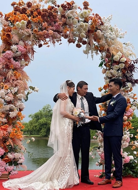 Hương vị tình thân: Ảnh hậu trường diễn viên rạng rỡ, mặc đẹp dự ngày vui Nam-Long Hương vị tình thân: Ảnh hậu trường diễn viên rạng rỡ, mặc đẹp dự ngày vui Nam-Long