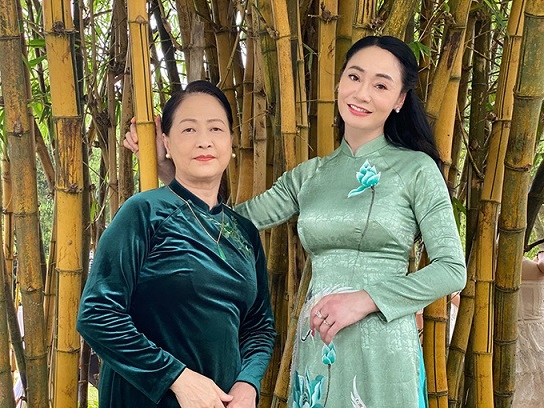 Hương vị tình thân: Ảnh hậu trường diễn viên rạng rỡ, mặc đẹp dự ngày vui Nam-Long Hương vị tình thân: Ảnh hậu trường diễn viên rạng rỡ, mặc đẹp dự ngày vui Nam-Long