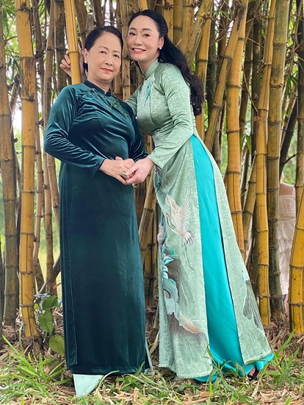 Hương vị tình thân: Ảnh hậu trường diễn viên rạng rỡ, mặc đẹp dự ngày vui Nam-Long Hương vị tình thân: Ảnh hậu trường diễn viên rạng rỡ, mặc đẹp dự ngày vui Nam-Long