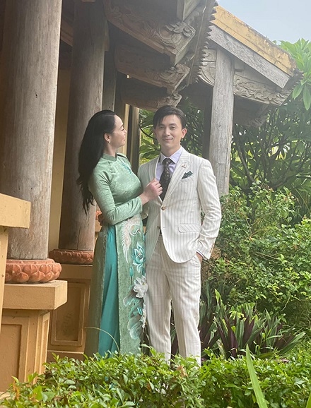 Hương vị tình thân: Ảnh hậu trường diễn viên rạng rỡ, mặc đẹp dự ngày vui Nam-Long Hương vị tình thân: Ảnh hậu trường diễn viên rạng rỡ, mặc đẹp dự ngày vui Nam-Long