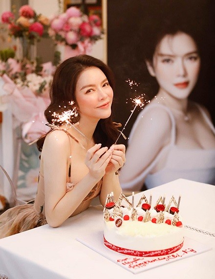 Cuộc sống độc thân sang chảnh của Lỹ Nhã Kỳ Cuộc sống độc thân sang chảnh của Lỹ Nhã Kỳ