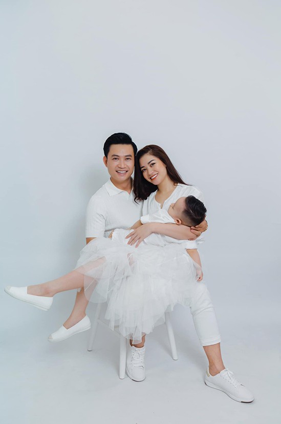 11 tháng 5 ngày: Diễn viên Tiến Lộc tiết lộ chuyện quay 'cảnh nóng' Dũng - Nhi, vợ xem chỉ cười