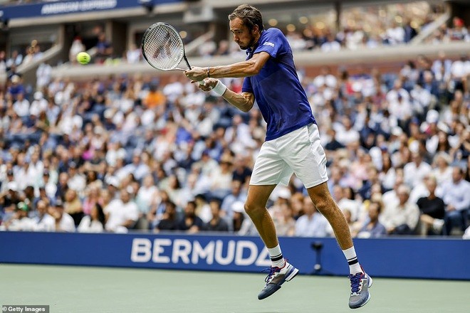 Medvedev liên tục đẩy Djokovic vào thế rượt đuổi khi liên tục dẫn trước và khiến Djokovic gặp áp lực tâm lý.