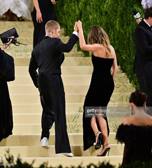 Nguyên nhân khiến Justin Bieber mang vẻ mặt "khó ở" tới Met Gala