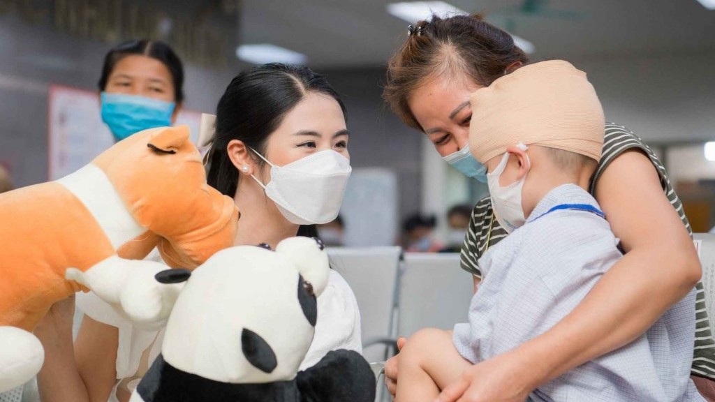 Hoa hậu Ngọc Hân hiến máu nhân đạo và tặng quà bệnh nhi nhân dịp Tết Trung thu