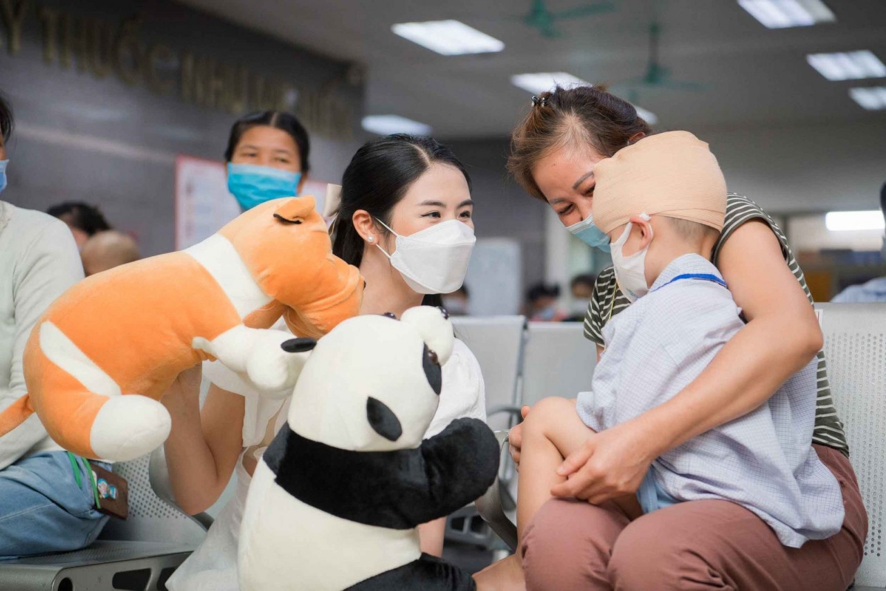 Hoa hậu Ngọc Hân hiến máu nhân đạo và trao quà tại bệnh viện nhân dịp Tết Trung thu