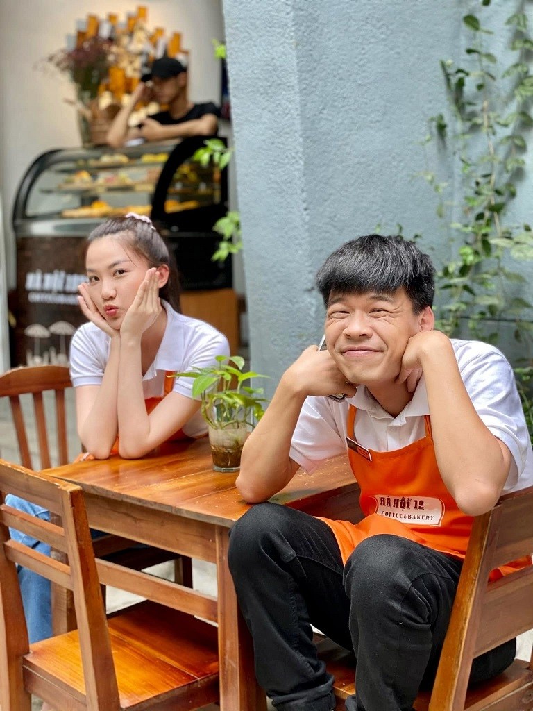 Trung Ruồi và Lương Thanh trong hậu trường phim 11 tháng 5 ngày.