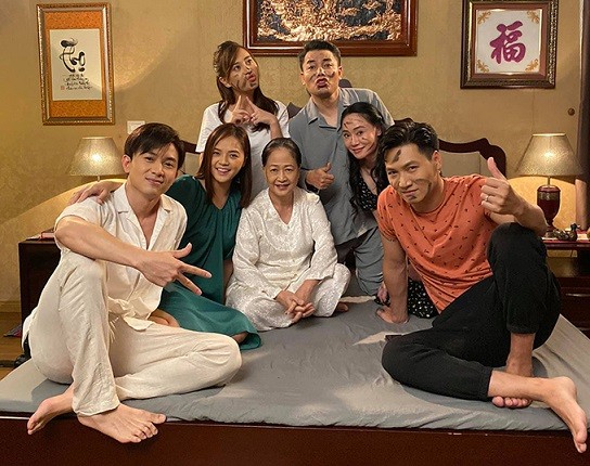 Tập 39 phần hai 'Hương vị tình thân' phát sóng tối 21/9 mang đến nhiều tiếng cười với phân đoạn gia đình ba thế hệ nhà cụ Dần (NSND Như Quỳnh) cùng chơi tam cúc với luật ai thua phải bôi nhọ nồi lên mặt. Ở hậu trường, các diễn viên tạo dáng hài hước, vui vẻ chụp hình kỷ niệm như một gia đình thực sự.