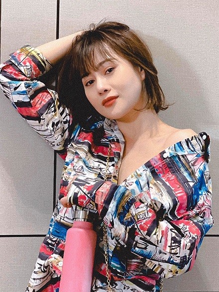 Từ khi tham gia phim 'Hương vị tình thân', Phương Oanh quyết định tăng cân và cắt tóc ngắn để phù hợp tạo hình một cô gái cá tính với ngoại hình tomboy và gu ăn mặc 'nam không ra nam, nữ không ra nữ'. Đạo diễn không yêu cầu nhưng Phương Oanh chủ động tăng cân vì cho rằng vóc dáng mảnh mai không phù hợp với một nữ kỹ sư điện bụi phủi, tối ngày làm việc ở công trường, coi đàn ông như anh em cùng giới.