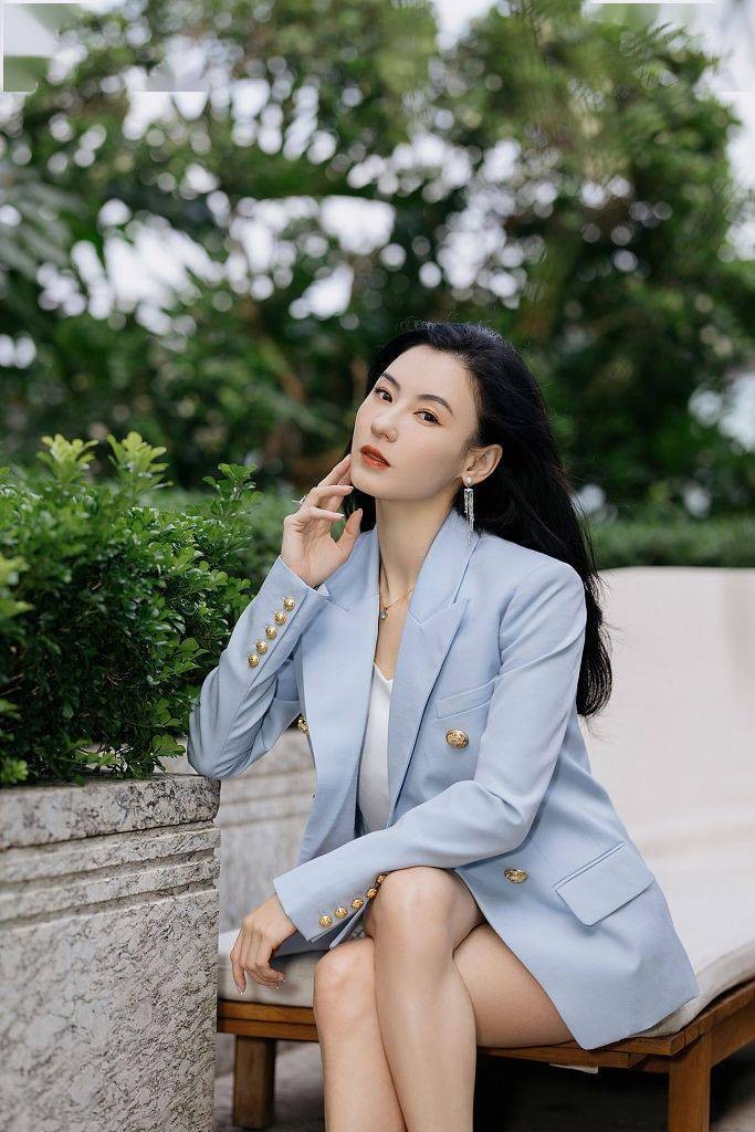 Trương Bá Chi xinh đẹp quyến rũ ở tuổi 41 và gây chú ý khi đưa con trai đi làm cùng