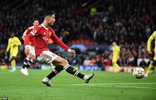 Champions League: Man Utd thắng may mắn Villarreal, Ronaldo thêm kỷ lục mới