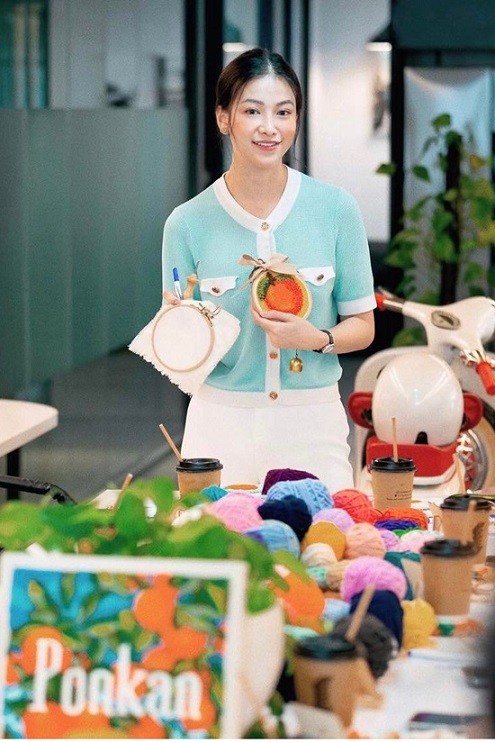 Từ niềm yêu thích với bộ môn thêu thủ công, Phương Khánh tổ chức các buổi học để chia sẻ niềm đam mê cùng bạn bè và nhiều bạn trẻ. Khi xuất hiện trong vai trò cô giáo, hoa hậu sử dụng trang phục giản dị tạo sự thoải mái và mang đến cảm giác gần gũi.