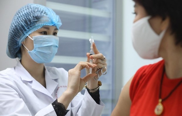 Tiêm vaccine phòng Covid-19 cho người dân. (Nguồn: TTXVN)