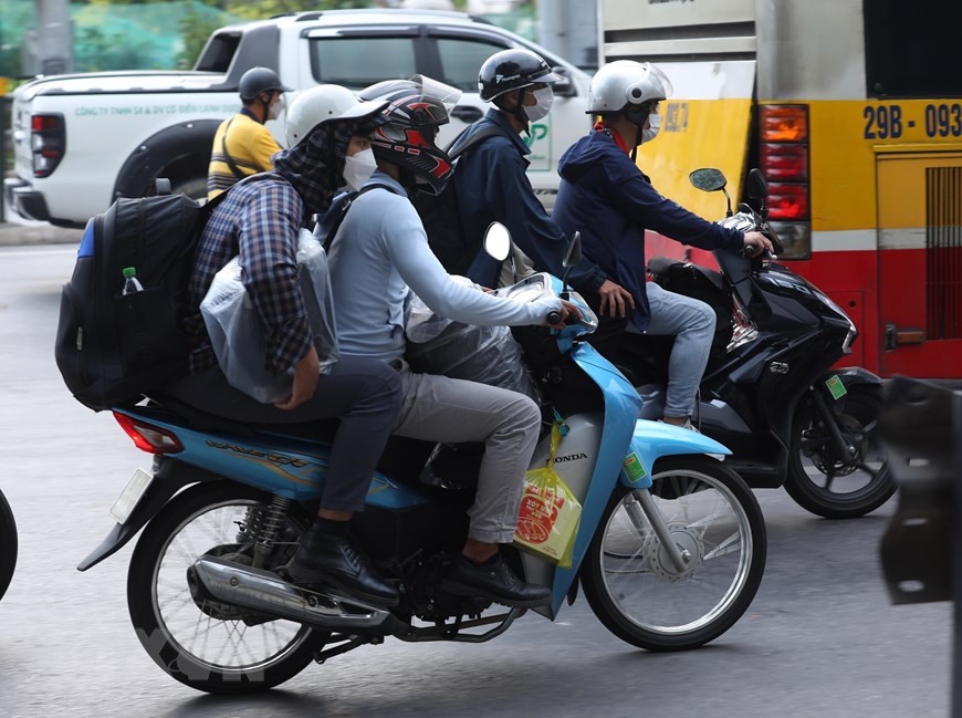 Để phòng lây nhiễm bệnh dịch Covid-19, Bộ Y tế khuyến khích đeo khẩu trang ở nơi công cộng. (Nguồn: TTXVN)