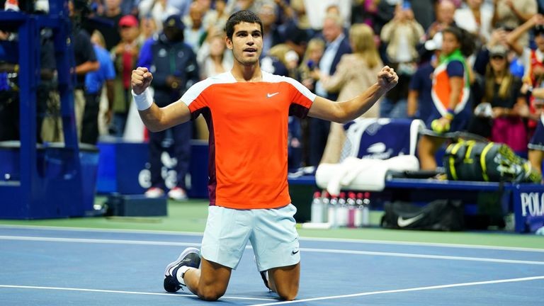 US Open 2022: Pha cứu bóng xuất thần của Carlos Alcaraz đi vào lịch sử