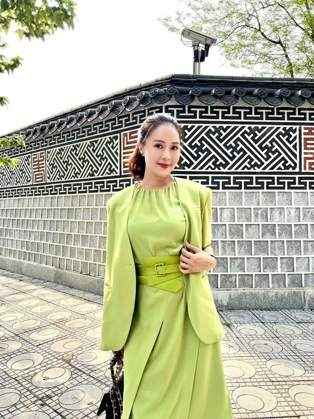 Mix đồ theo công thức monochrome, tức chỉ dùng một tông màu cho cả bộ trang phục, là cách được nhiều sao Việt yêu thích. Để tăng vẻ thanh thoát cho vóc dáng, Hồng Diễm thường áp dụng quy tắc này.