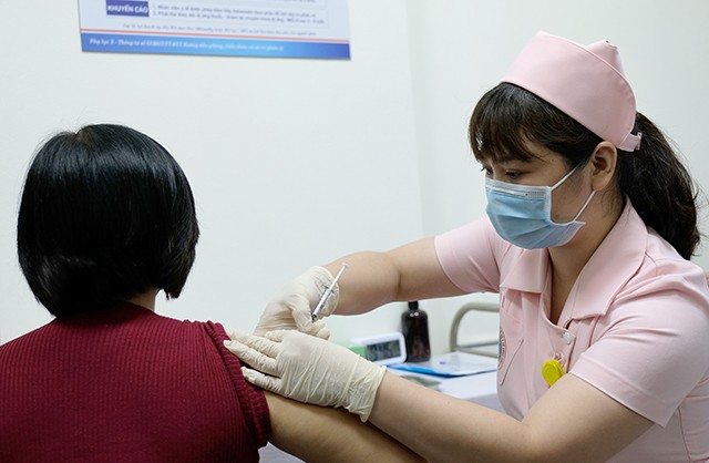 Triển khai quyết liệt việc vận động người dân tiêm vaccine Covid-19. (Ảnh: Trần Minh) Triển khai quyết liệt việc vận động người dân tiêm vaccine Covid-19. (Ảnh: Trần Minh)
