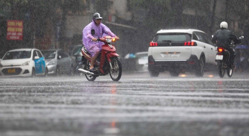 Dự báo thời tiết đêm nay và ngày mai (15-16/9): Hà Nội, Trung Bộ, Tây Nguyên, Nam Bộ mưa rào, dông rải rác, mưa to cục bộ; vùng núi Bắc Bộ có mưa rất