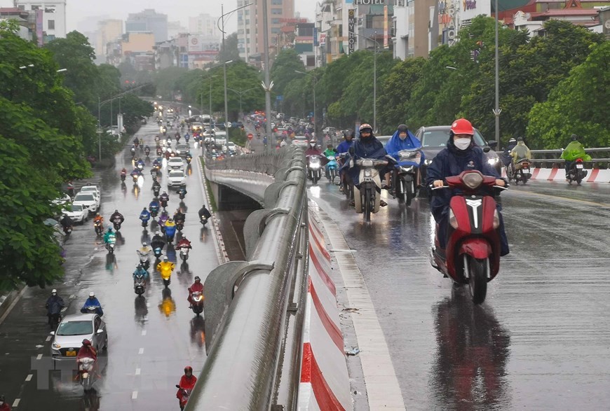 Dự báo thời tiết đêm nay và ngày mai (16-17/9): Hà Nội và cả nước mưa rào, dông rải rác; vùng núi Bắc Bộ mưa vừa mưa to, có nơi mưa rất to