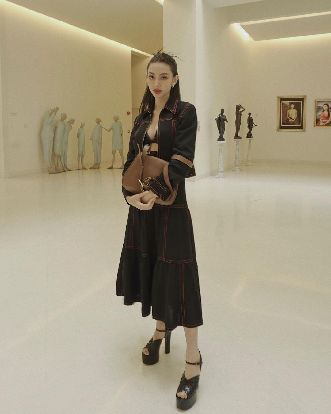 Thùy Tiên khoe phong cách cá tính khi đến thăm Bảo tàng Nghệ thuật đương đại ở Thái Lan. Để kết hợp cùng 'cây' đồ jeans, hoa hậu chọn chiếc túi xách Gucci Blondie. Đây là thiết kế mới được cô bổ sung vào bộ sưu tập.