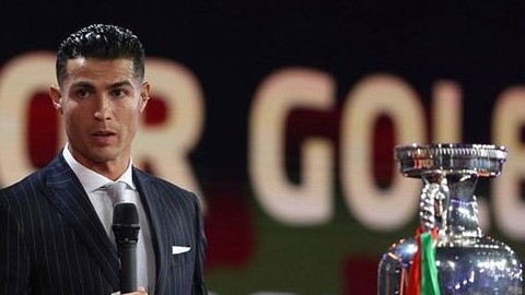 Ronaldo nhận giải Cầu thủ ghi nhiều bàn nhất ở cấp đội tuyển quốc gia