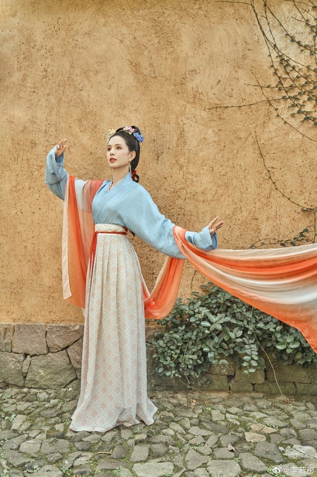 Bộ ảnh Lý Nhược Đồng tuổi 56 đẹp như trong tranh bước ra đời thực