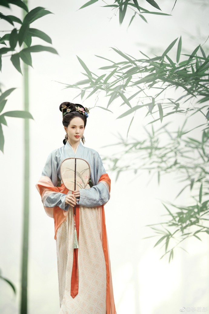 Bộ ảnh Lý Nhược Đồng tuổi 56 đẹp như trong tranh bước ra đời thực