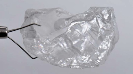 Angola phát hiện viên kim cương trắng nặng 131 carat