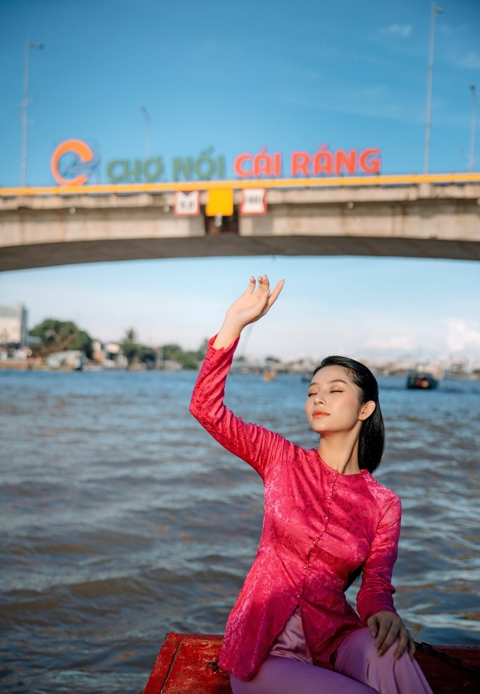 The Miss Globe 2022: Lâm Thu Hồng diện áo bà ba, giới thiệu chợ nổi Cái Răng