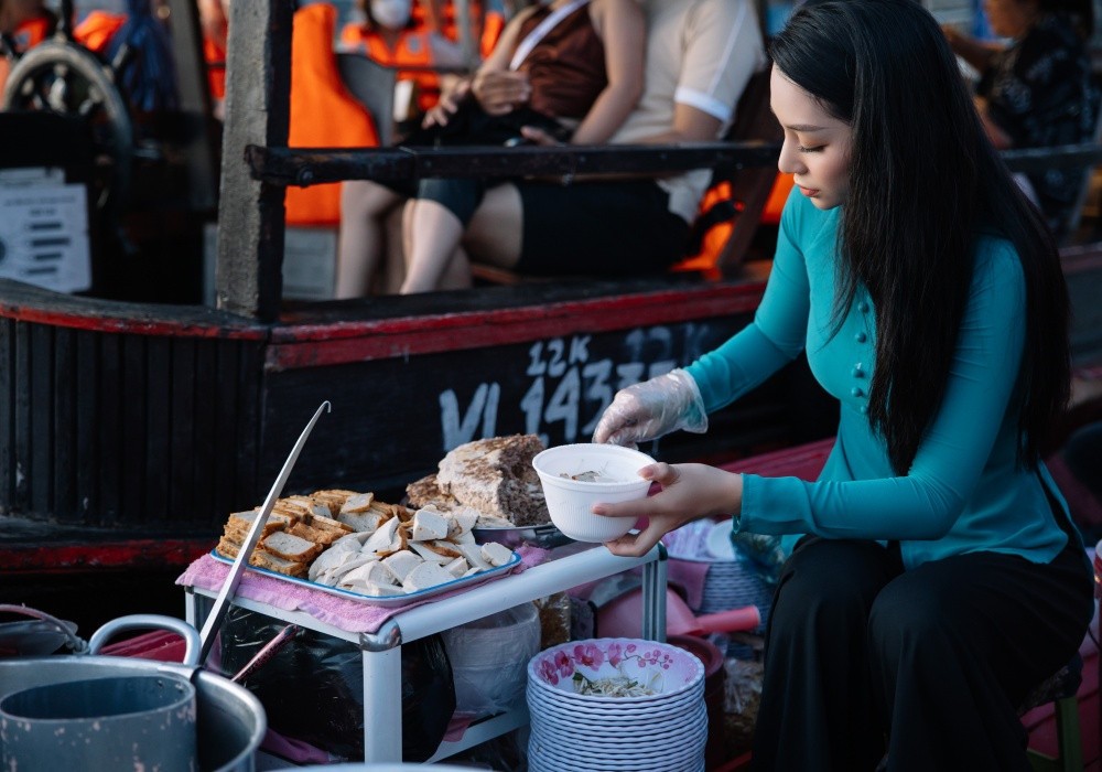 The Miss Globe 2022: Lâm Thu Hồng diện áo bà ba, giới thiệu chợ nổi Cái Răng