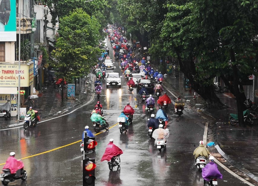 Dự báo thời tiết đêm nay và ngày mai (23-24/9): Hà Nội mưa vừa và dông; đồng bằng Bắc Bộ và Bắc Trung Bộ mưa to đến rất to; phía Nam mưa rào rải rác