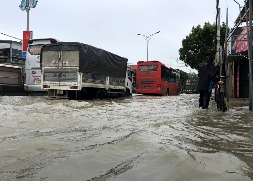 Dự báo thời tiết đêm nay và ngày mai (30/9-1/10): Hà Nội và cả nước có mưa và mưa to cục bộ; Đông Bắc Bộ, Bắc Trung Bộ mưa vừa, mưa to đến rất to