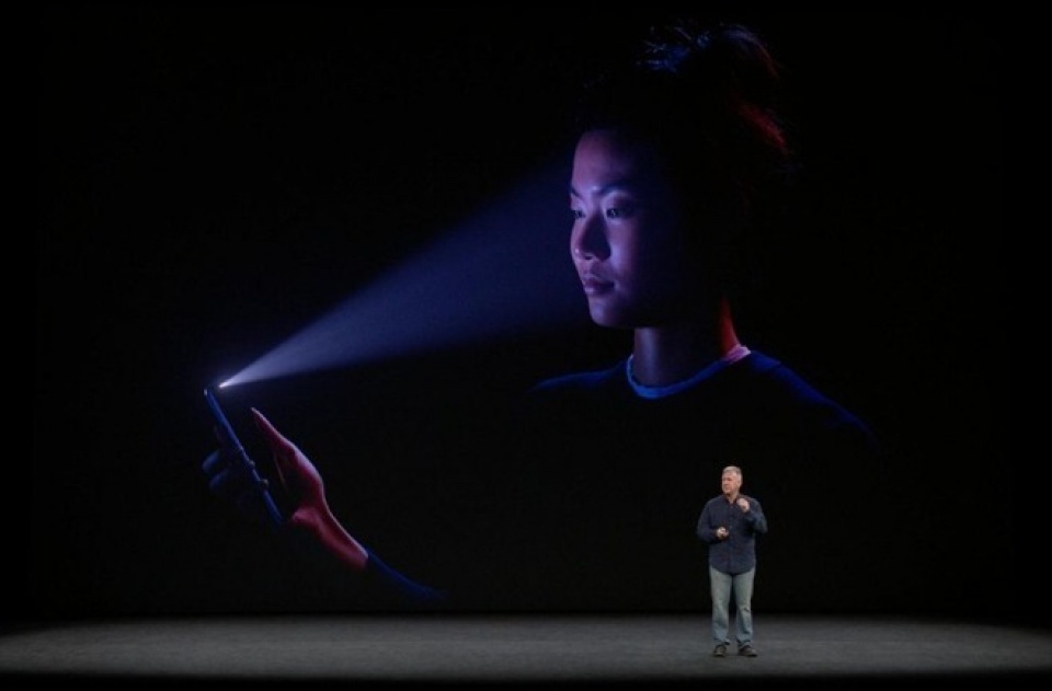 samsung khong can toi 25 nam de bat chuoc face id o iphone x