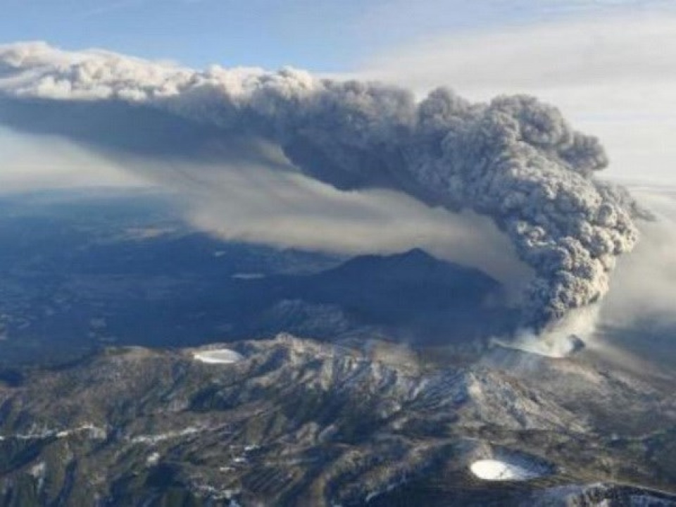 nui lua thuc giac phun tro bui cao 2km tai indonesia va nhat ban