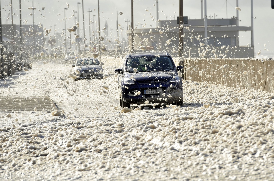 bot bien phu kin thi tran anh sau sieu bao ophelia