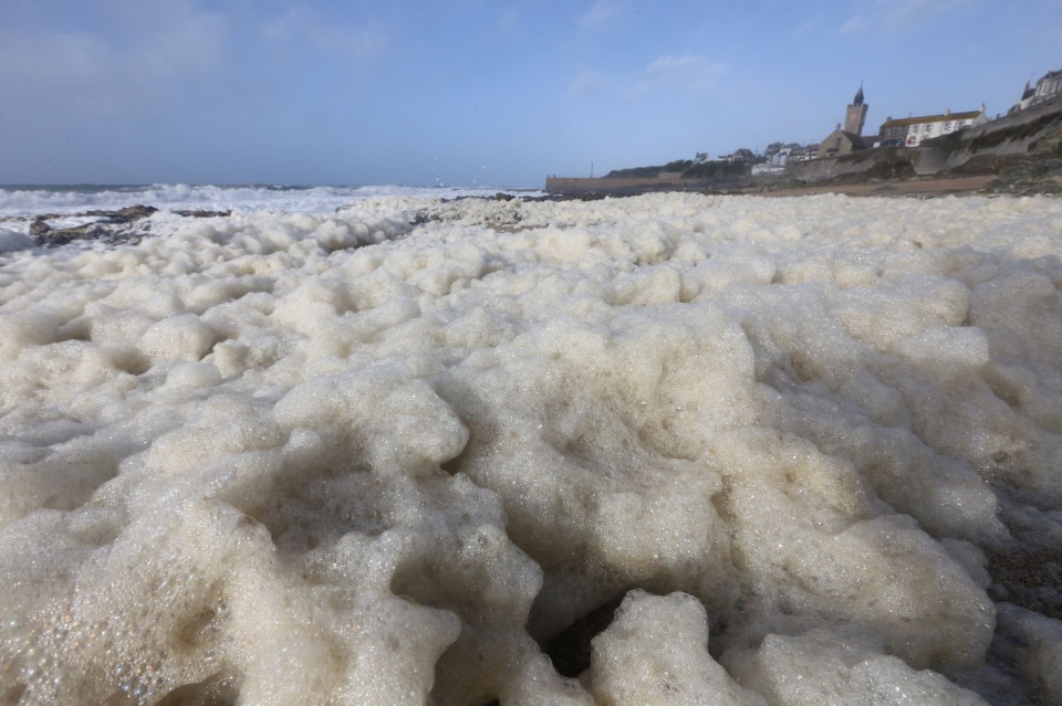 bot bien phu kin thi tran anh sau sieu bao ophelia