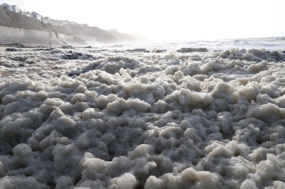 bot bien phu kin thi tran anh sau sieu bao ophelia