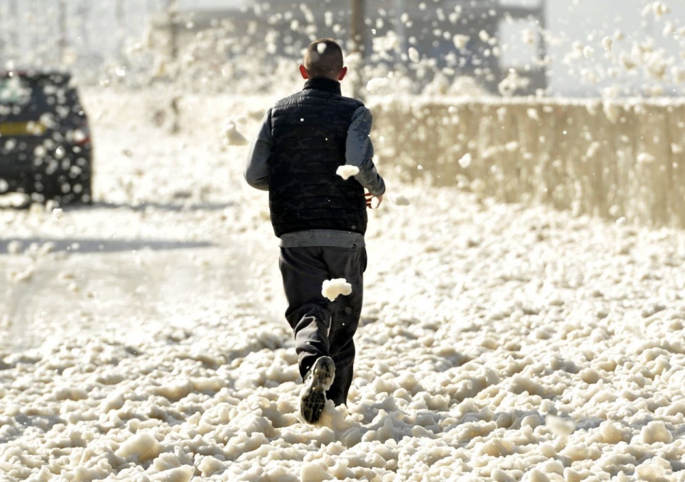 bot bien phu kin thi tran anh sau sieu bao ophelia