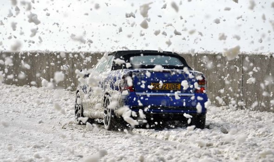 bot bien phu kin thi tran anh sau sieu bao ophelia