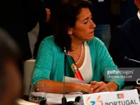 hy lap dong lu du cuon phang o to tren duong pho athens