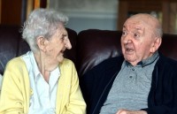 Mẹ 98 tuổi chuyển đến nhà dưỡng lão chăm sóc con trai 80 tuổi