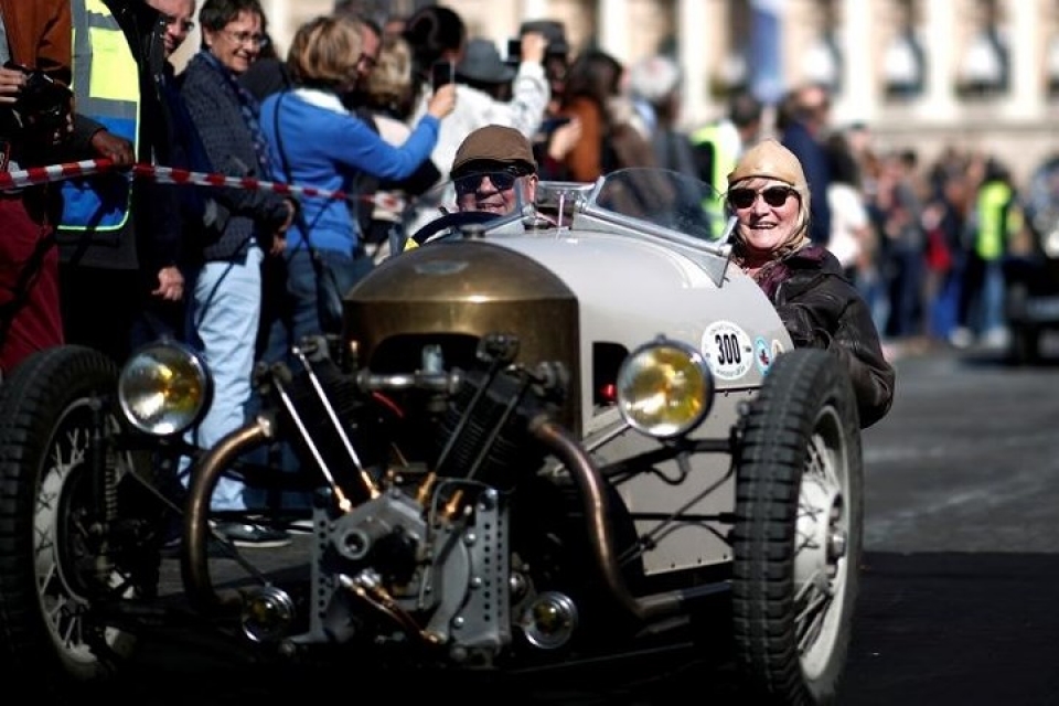 cac loai o to co xinh xan dieu hanh qua thu do paris